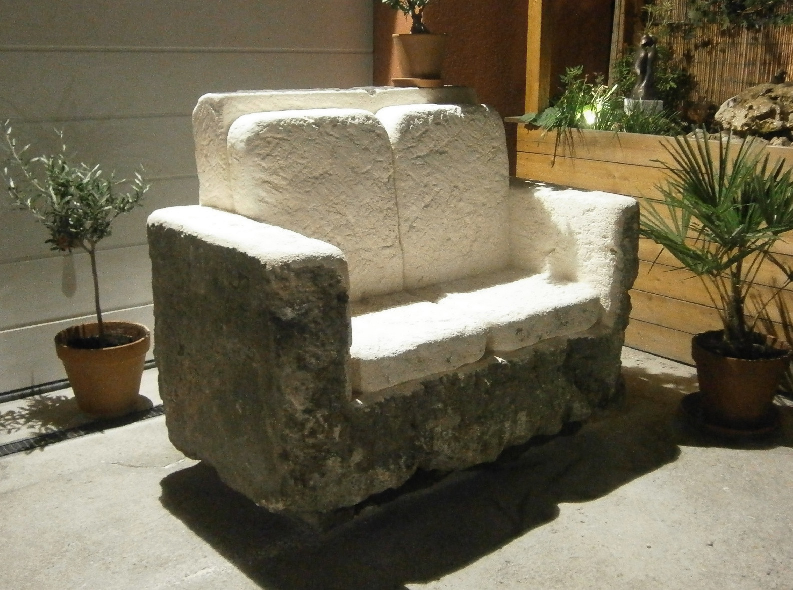 "Sofa" aus altem Kalksandstein-Block, ca. 2,5 Tonnen schwer