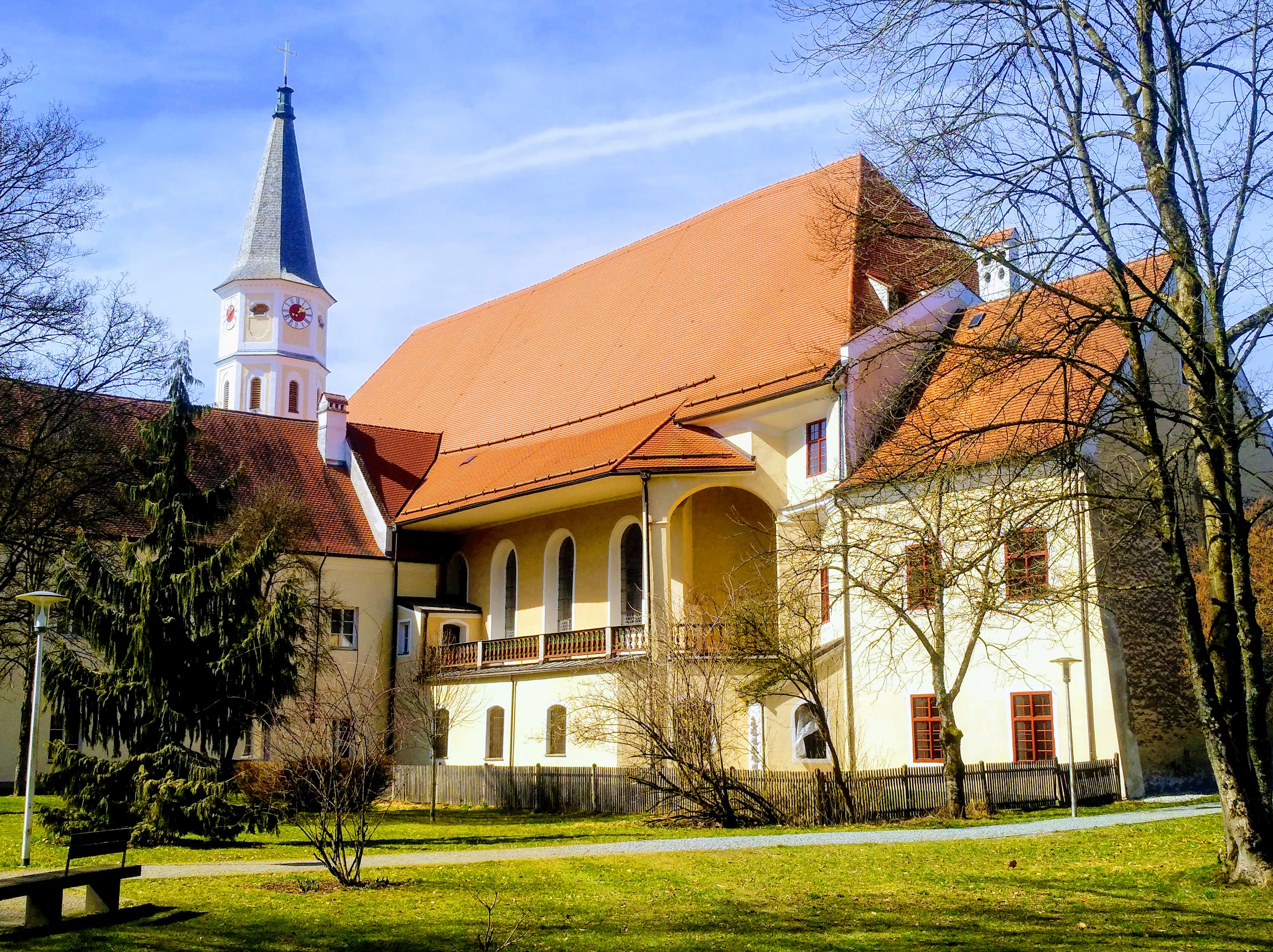 Pfarrkirche Ranshofen vom Konventgarten aus