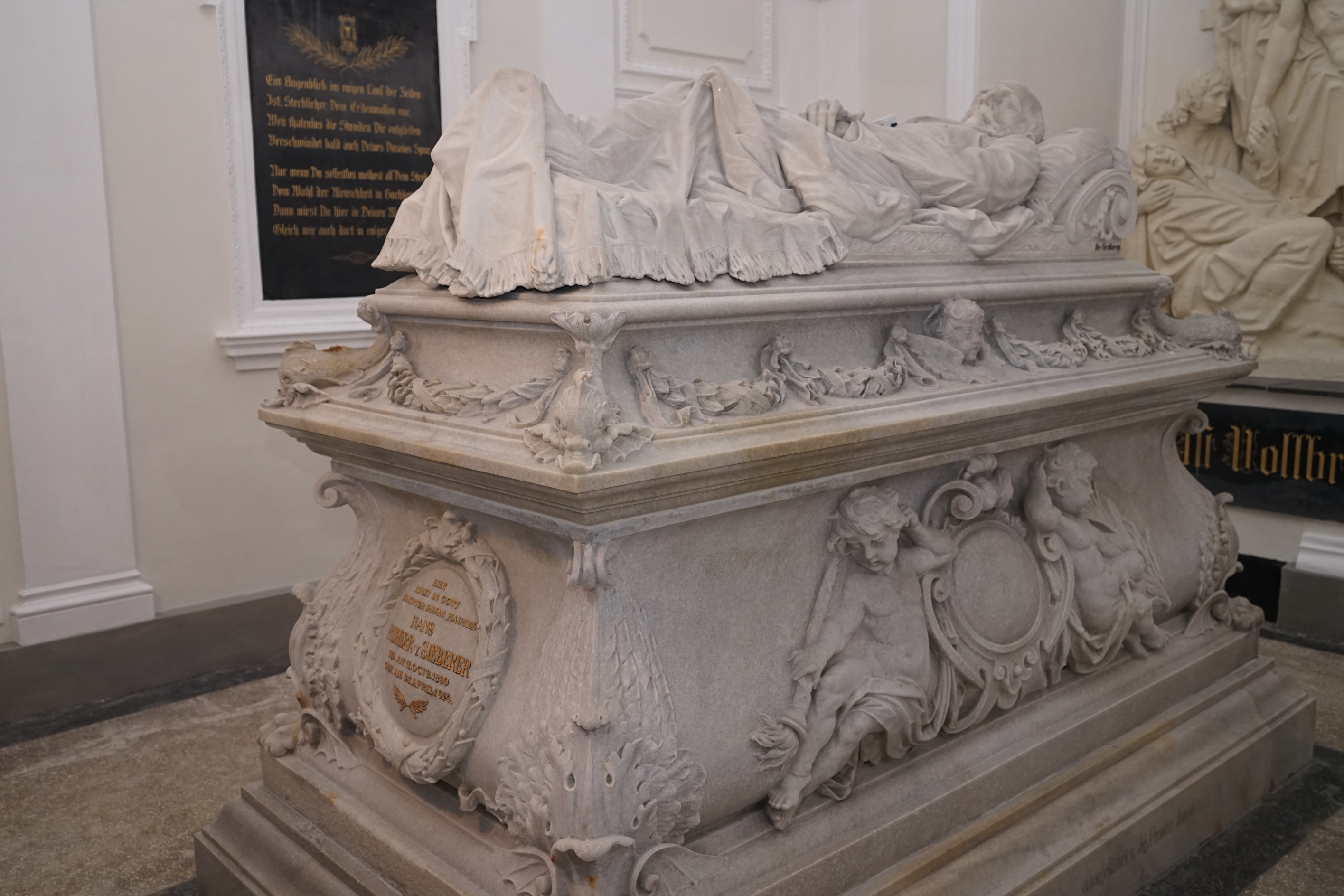 Das Bild zeigt das Grabmal des Freiherren Johann von Sieberer