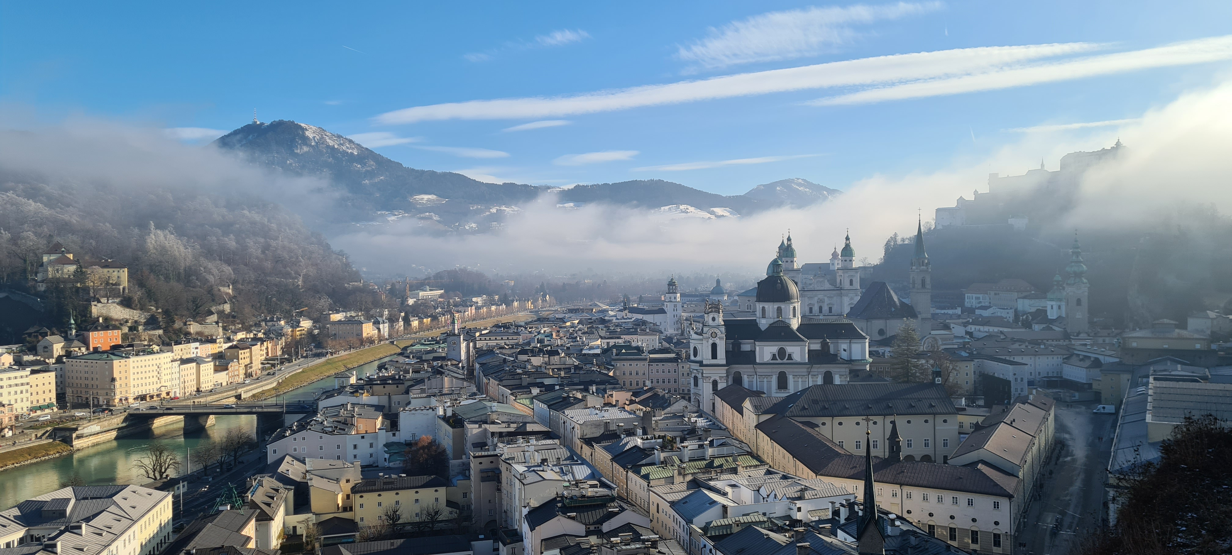 Blick vom Mönchsberg auf die Türme und Kuppeln der Salzburger Altstadt