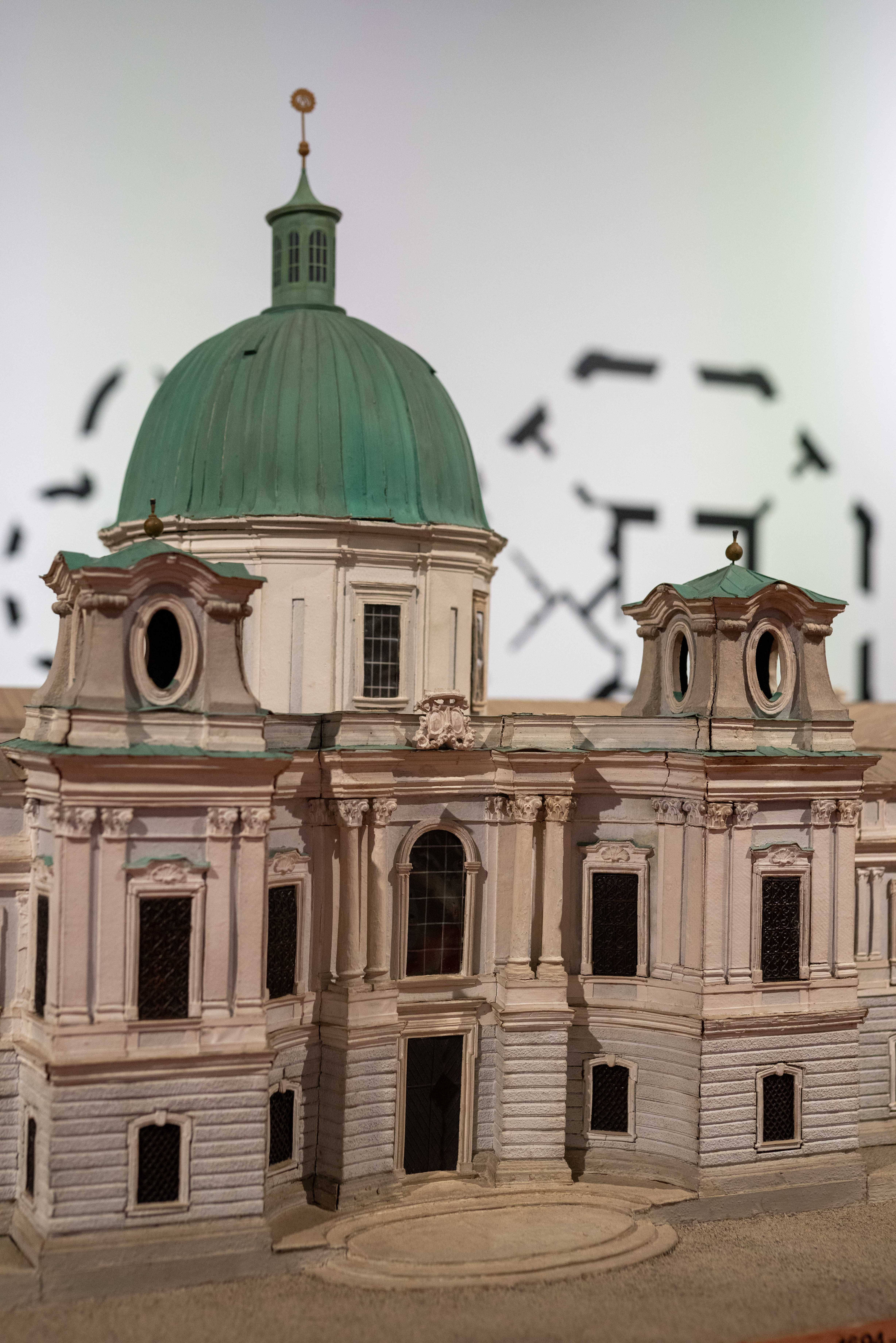 Modell der Dreifaltigkeitskirche mit dem Priesterseminar am Makartplatz