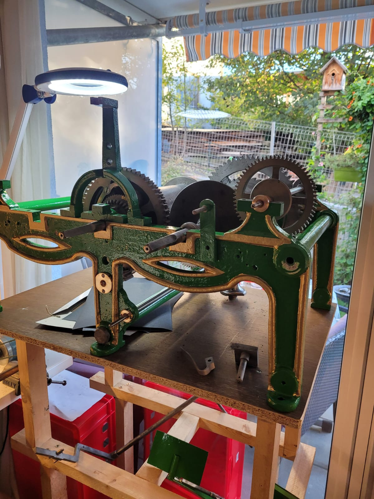 Das Uhrwerk beim Restaurator in Arbeit