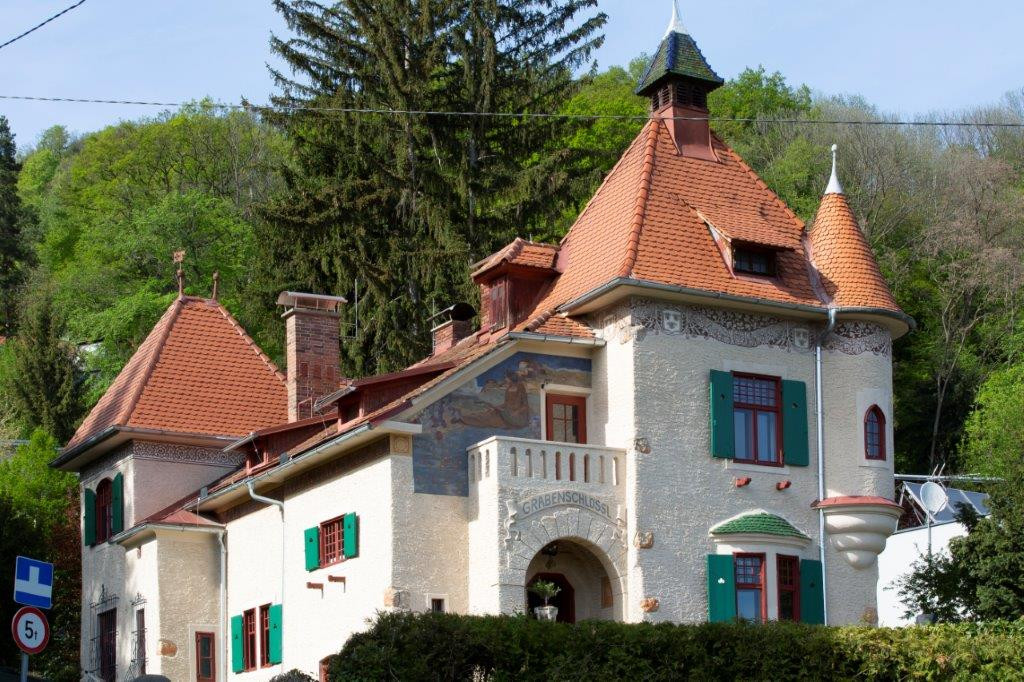 Blick von der Straße zu Villa