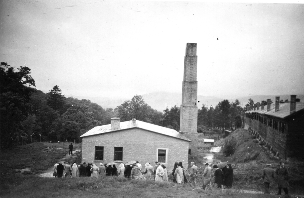 Pilgergruppe beim ehemaligen Krematoriumsgebäude des KZ Melk 1948