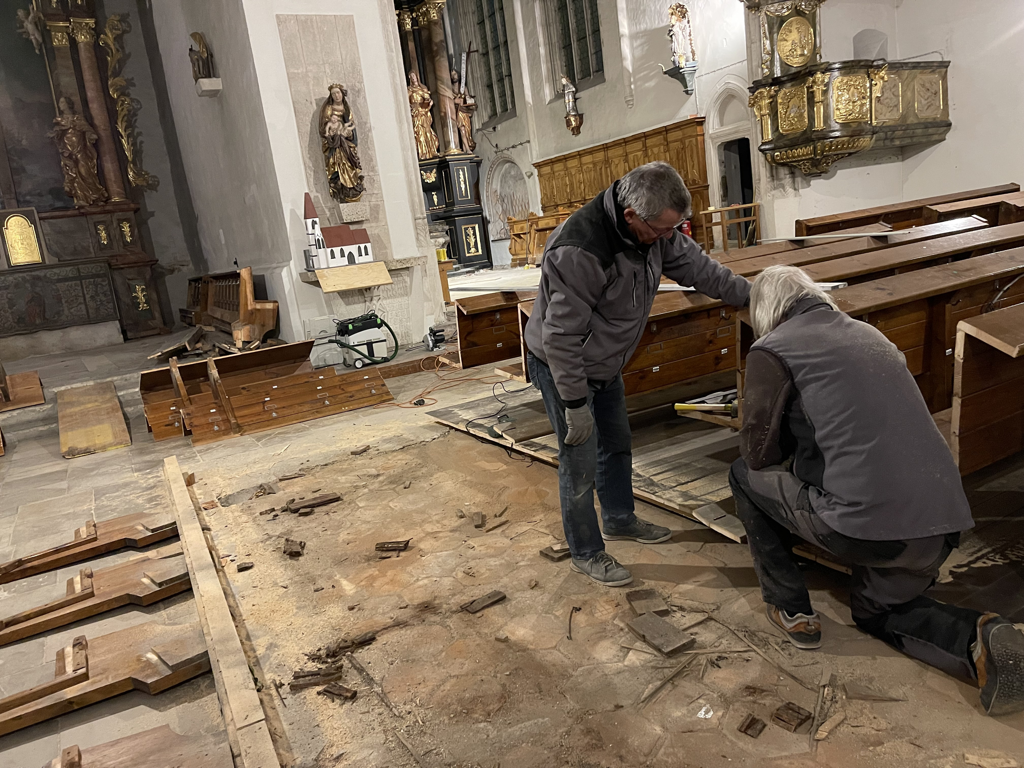 Restaurierung der Kirchenbänke