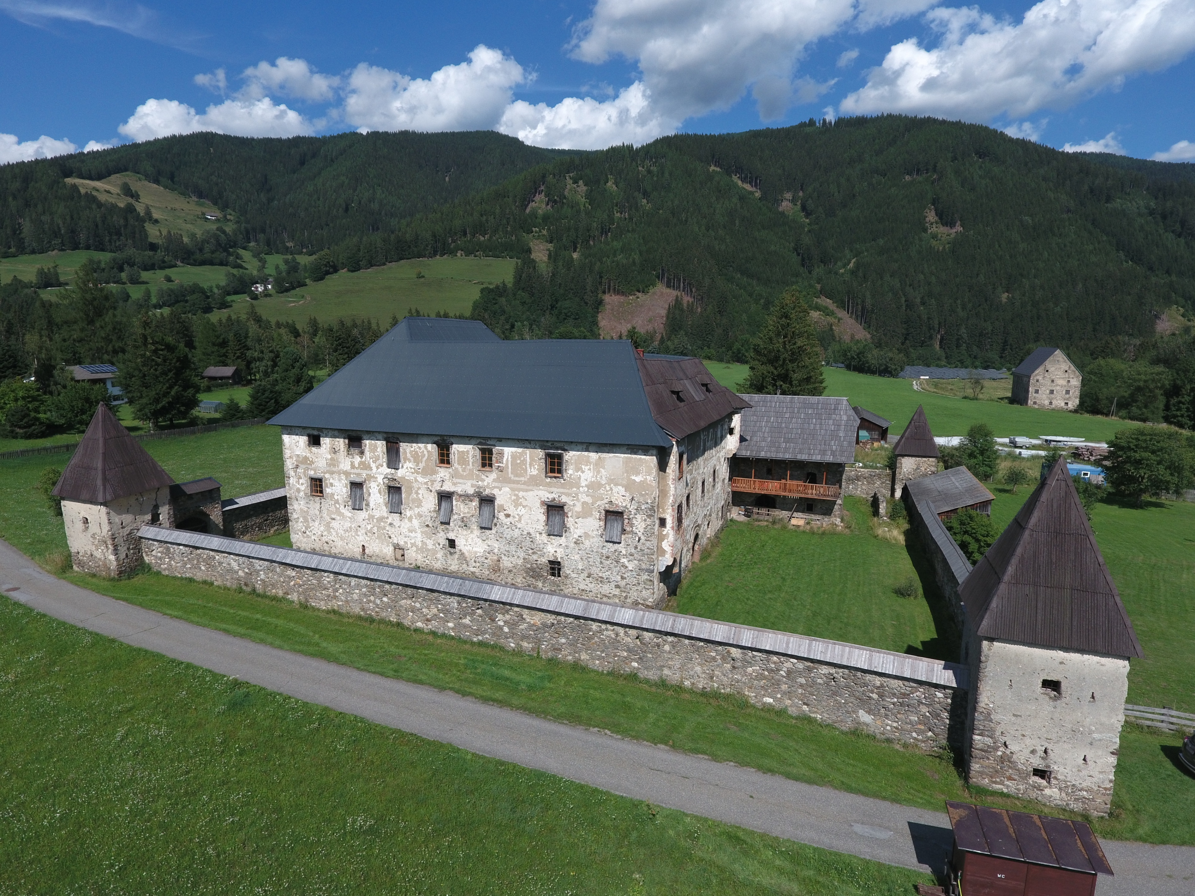 Drohnenaufnahme von Schloss Hanfelden von Südwest