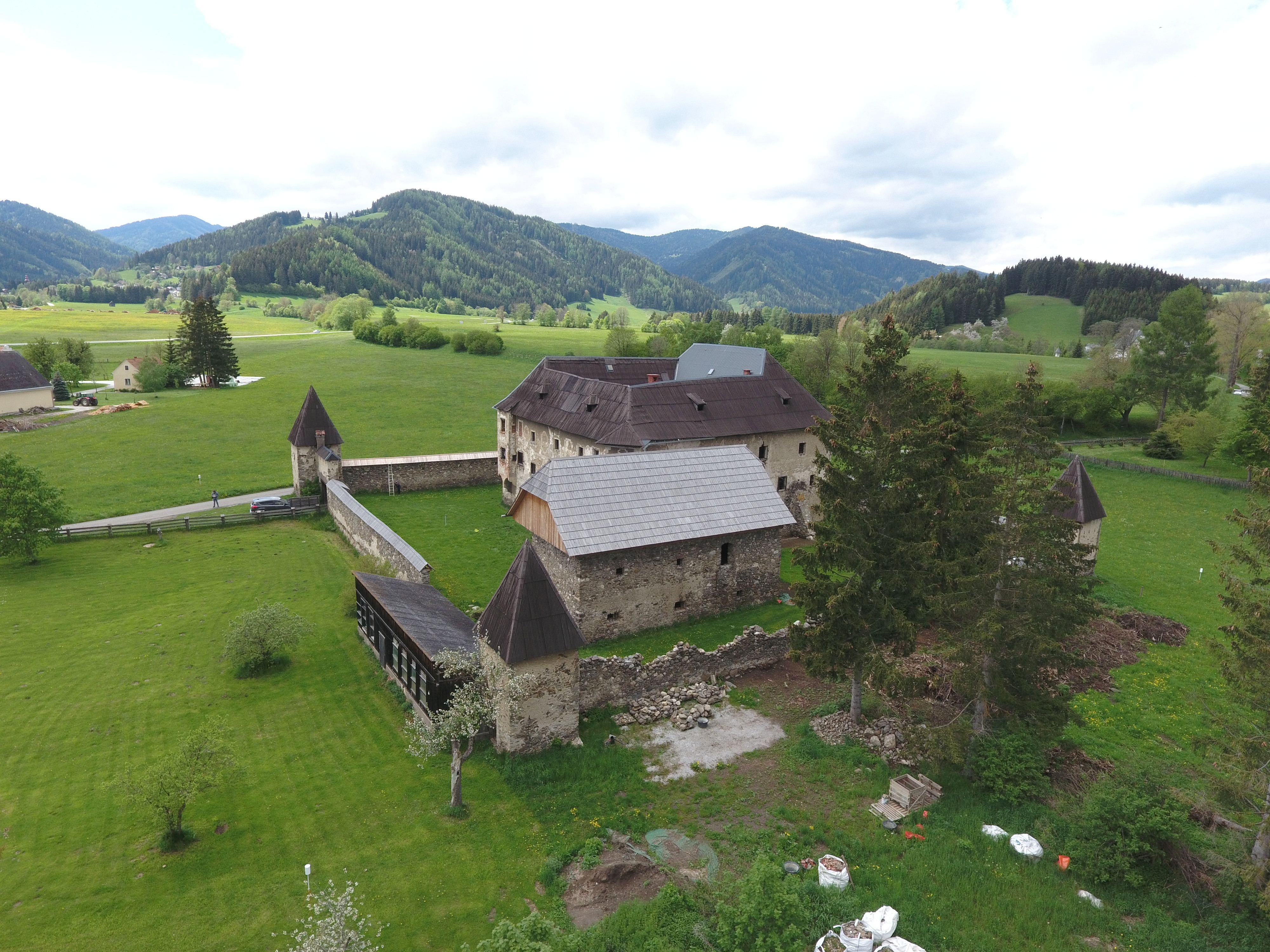 Drohnenaufnahme von Schloss Hanfelden von Südost