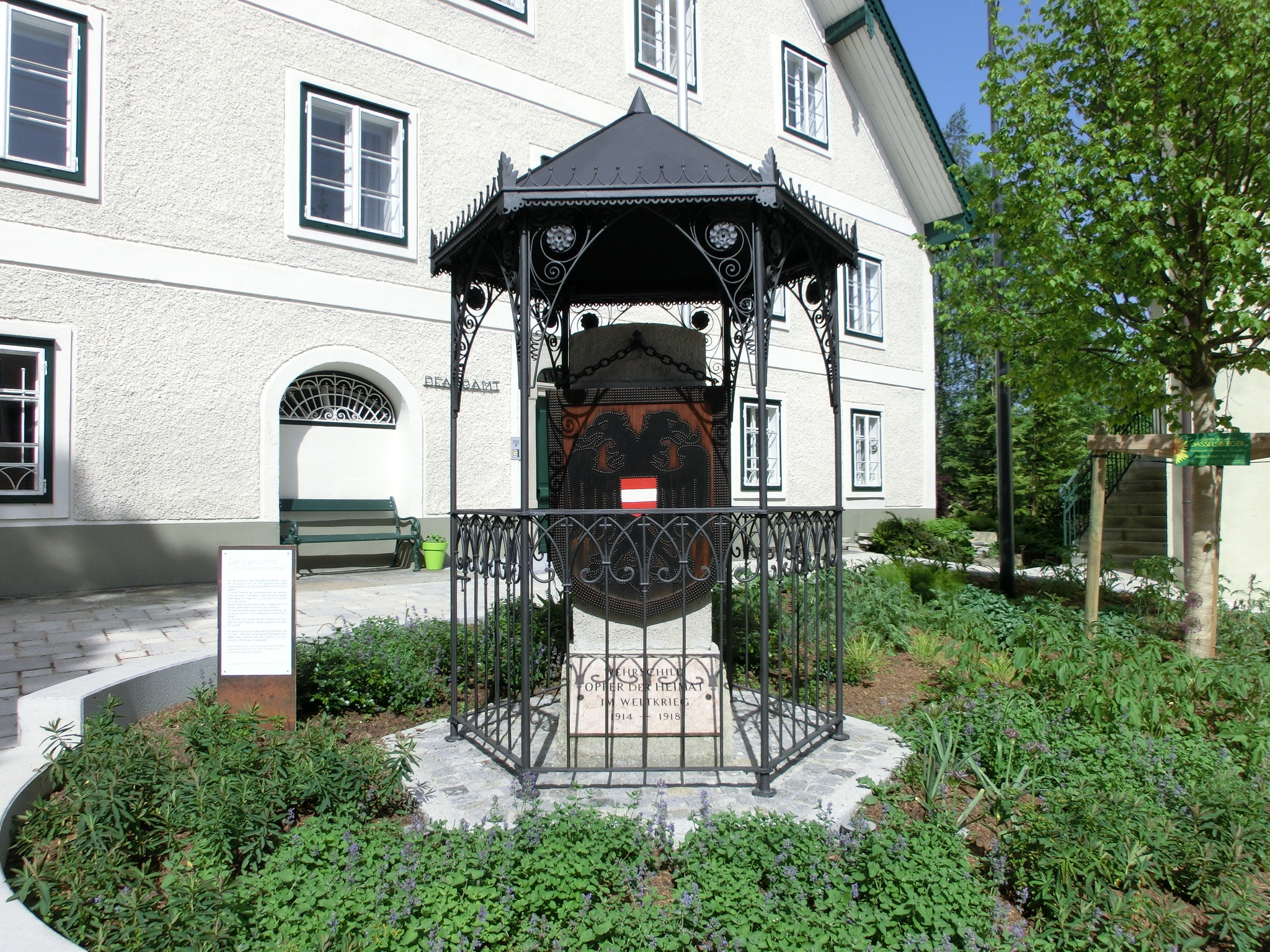Wehrschild-Denkmal vor dem Pfarrhof