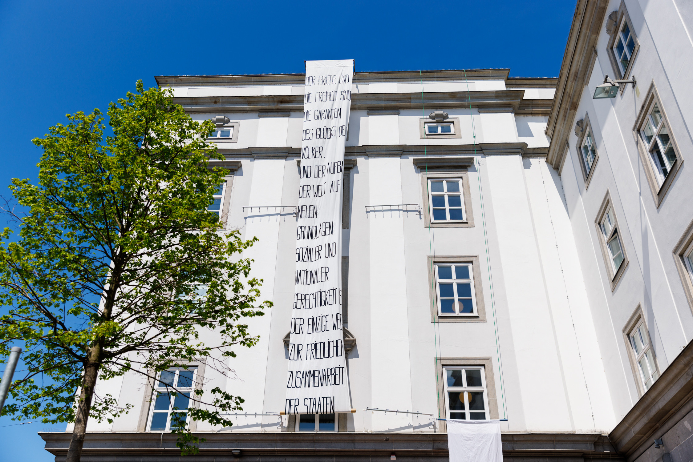 Performative Fassadeninstallation am Brückenkopfgebäude Ost, Kunstuniversität Linz, 05.05.2022