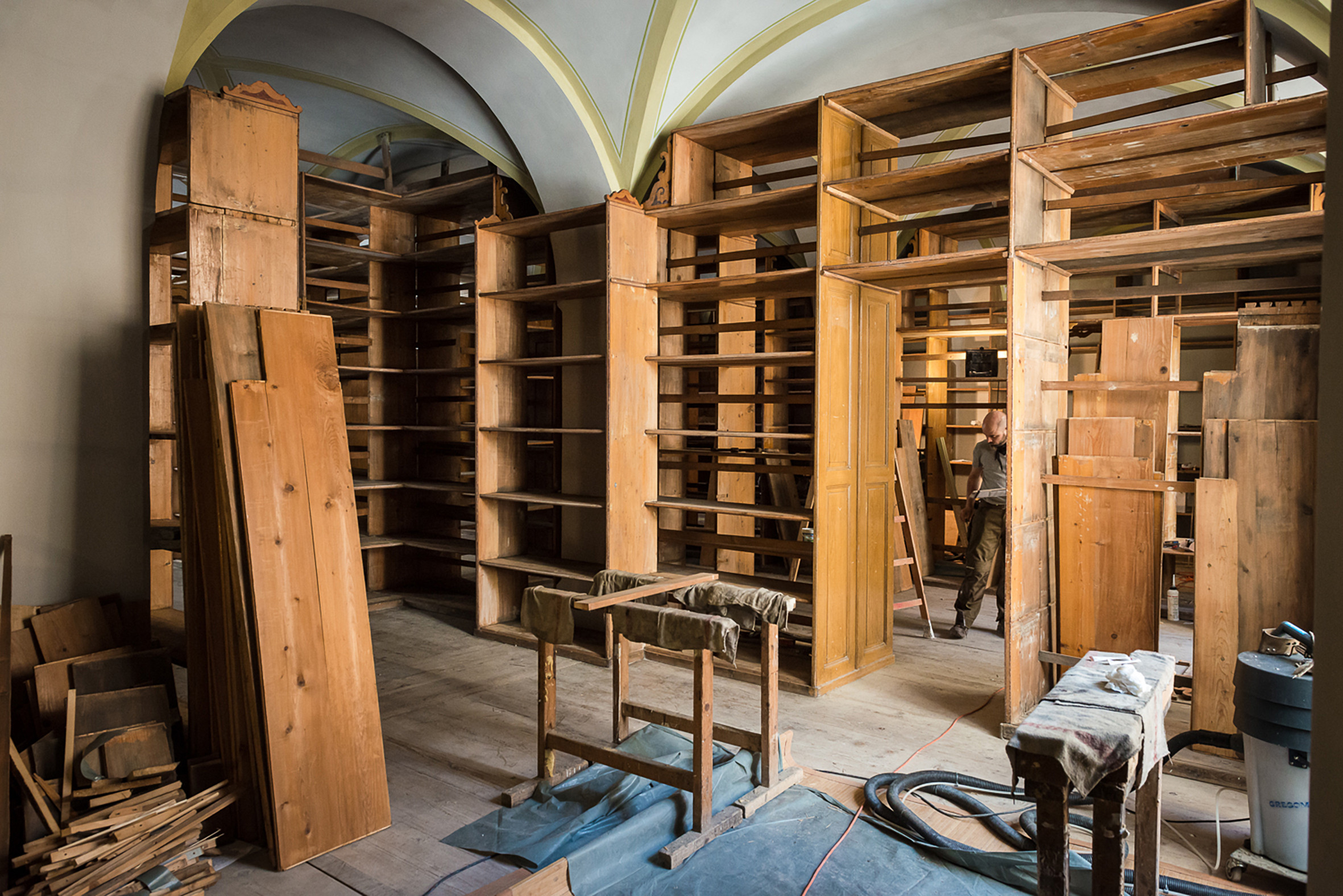 Ein Raum mit leeren Bücherregalen während eines Umbaus