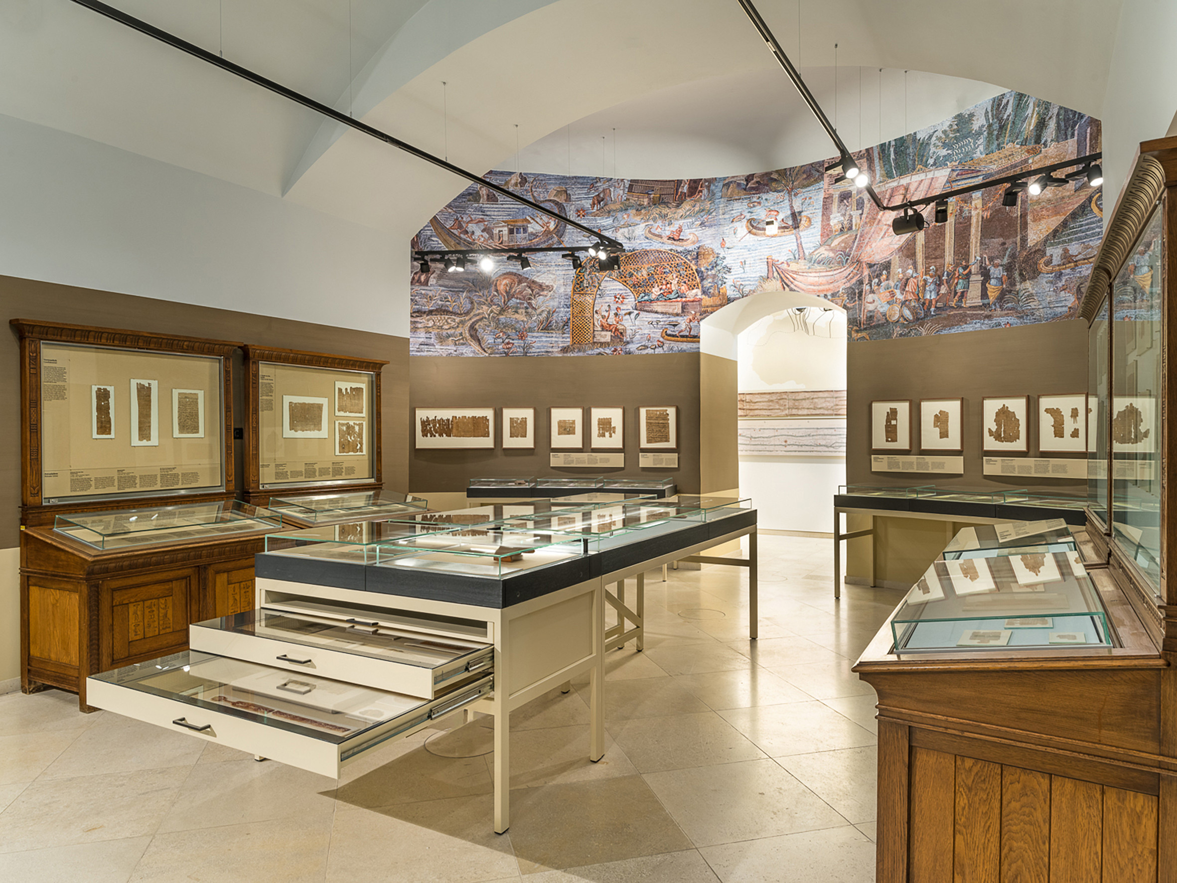 Foto eines Museumsraums mit Glasvitrinen, die Papyri zeigen