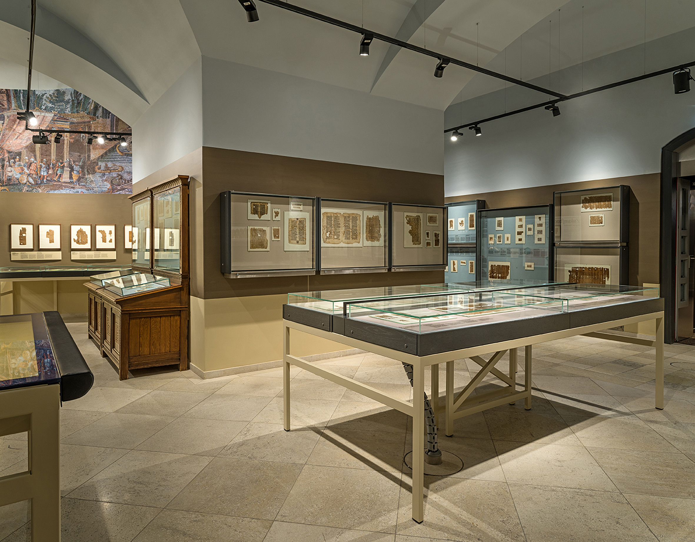Foto eines Museumsraums mit Glasvitrinen, die Papyri zeigen