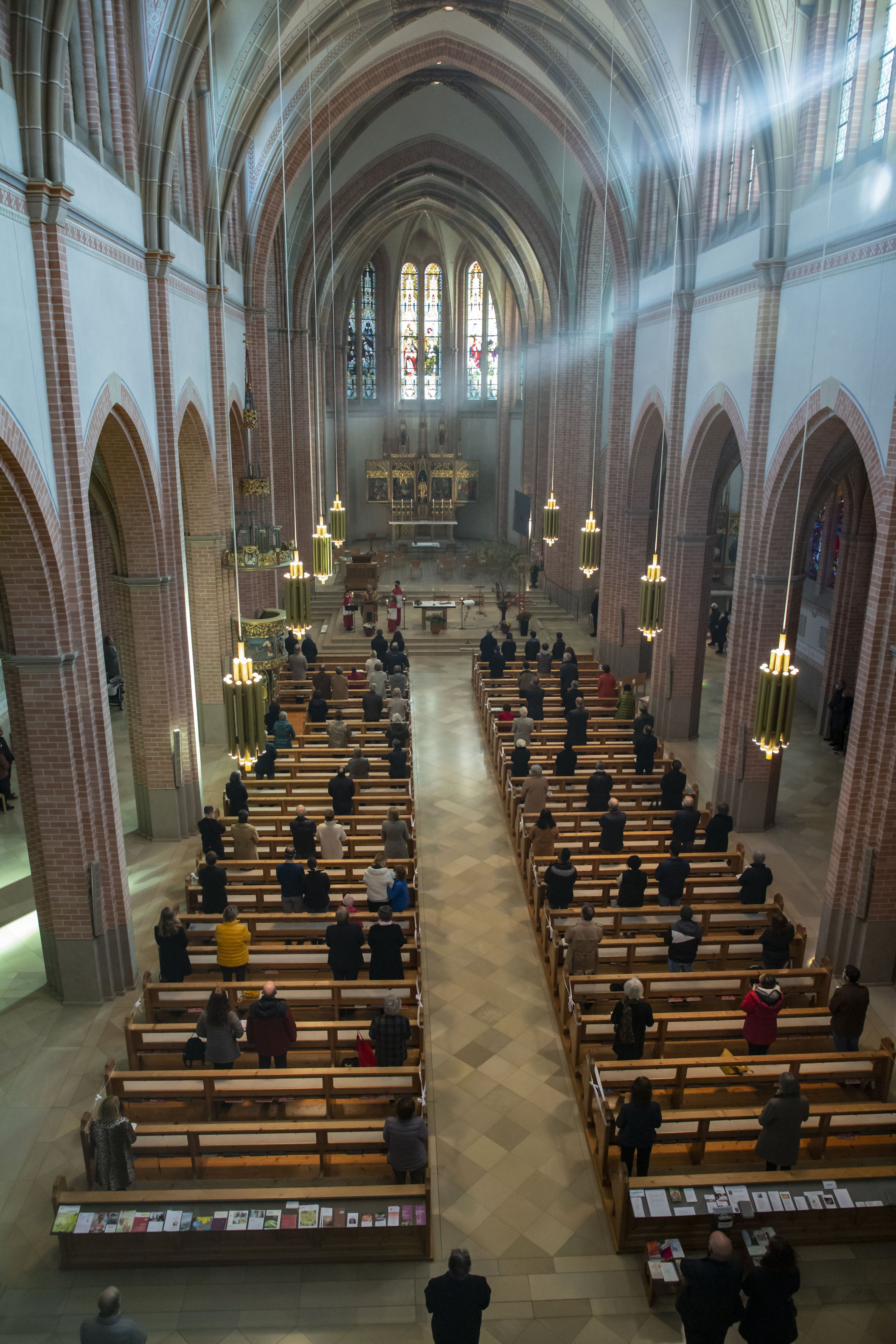 Blick von der Orgel zum Altar